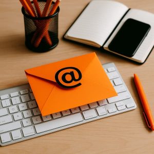 Organización de correos electrónicos (revisar, responder, etiquetar, filtrar spam)